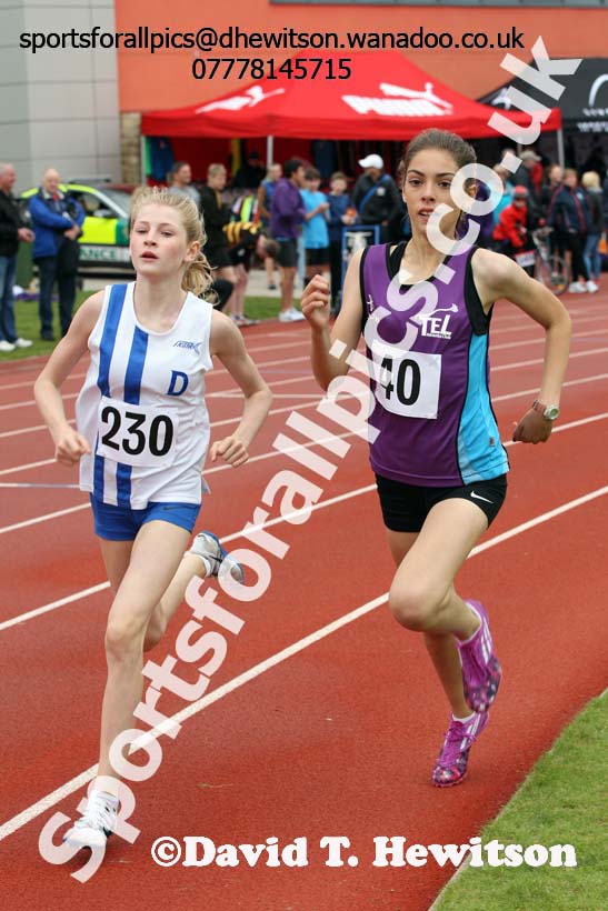 Girls under-15s 800 metres, Gateshead Tartan Games. Phot: David T. Hewitson/Sports for All Pics